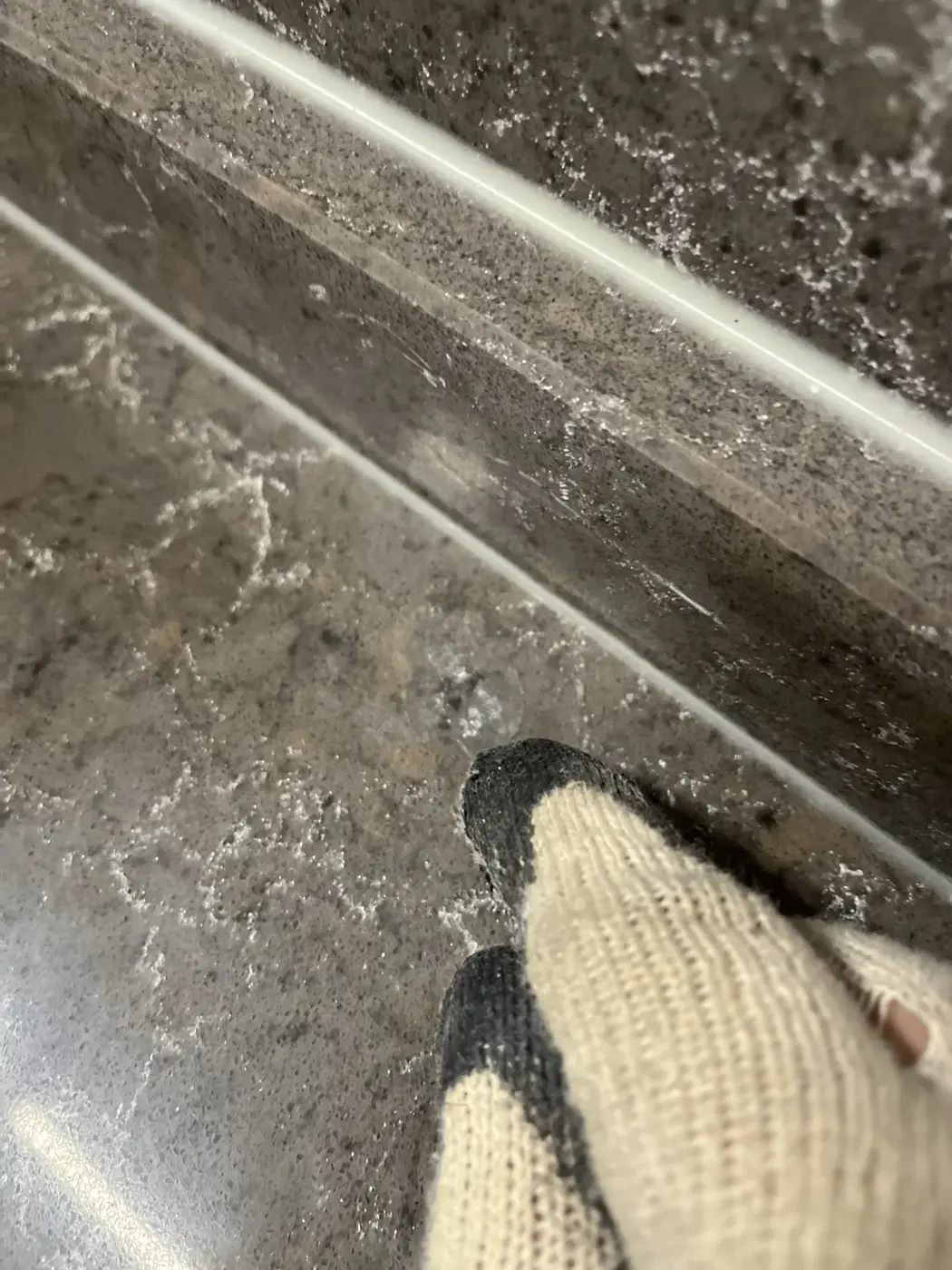 엔지니어드스톤 전용 자재로 구멍을 메우고 트림 라인과 이어지도록 마감한 완료 모습